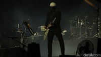 Wes Borland menunaikan tugasnya dengan baik hingga para penonton melompat bersama dengan aba-aba sang frontman. Foto: Asep/detikHot