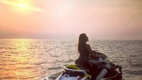 Maria Selena, jet ski dan sunset. Sebuah perpaduan yang sempurna. (Instagram/@mariaselena_)