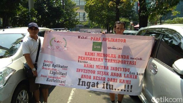 Driver Taksi Online Demo Kantor Grab di Lippo Kuningan