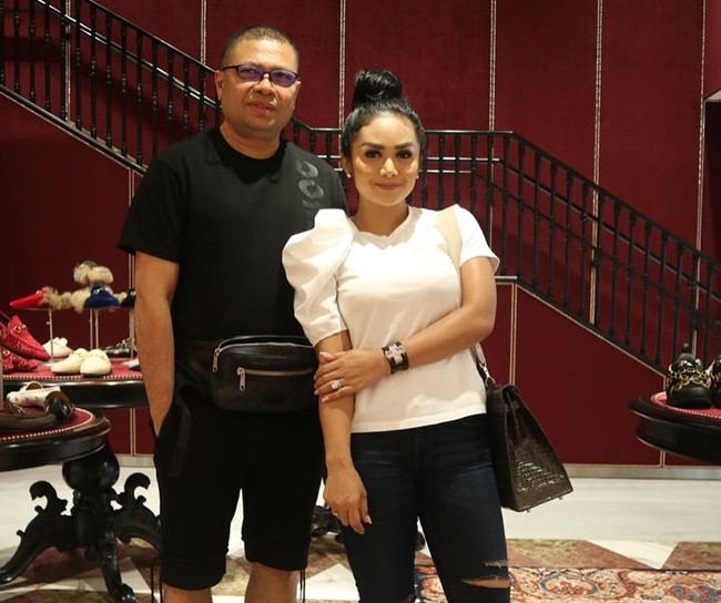 Kisah cinta Krisdayanti sempat diwarnai isu perselingkuhan, ketika ia cerai dari Anang Hermansyah dan menikahi pengusaha asal Timor Leste, Raul Lemos. KD merupakan penyanyi yang juga sering berpenampilan mewah dengan fashion item keluaran brand ternama, mulai dari Gucci sampai Hermes. Foto: Instagram