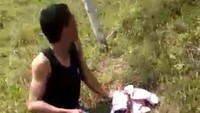 Adam ngesot untuk menjauh dari lokasi kecelakaan. Istimewa.