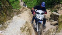Warga membantu proyek memperluas Bandara Rampi di Kecamatan Rampi, Luwu Utara, Sulawesi Selatan.
