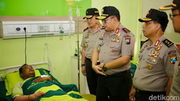 Kapolda Jatim juga jenguk anggota Brimob yang sakit/