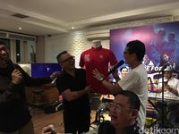 Helm Proyek LRT Sandiaga Laku Rp 15 Juta, Disumbangkan ke Lombok