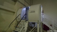 Di ruang ini terdapat berbagai pintu pesawat. Pramugari harus mengetahui bagaimana cara membukanya dengan cepat dan benar, salah satunya pintu pesawat Bombardier CRJ1000 NextGen (Masaul/detikTravel)