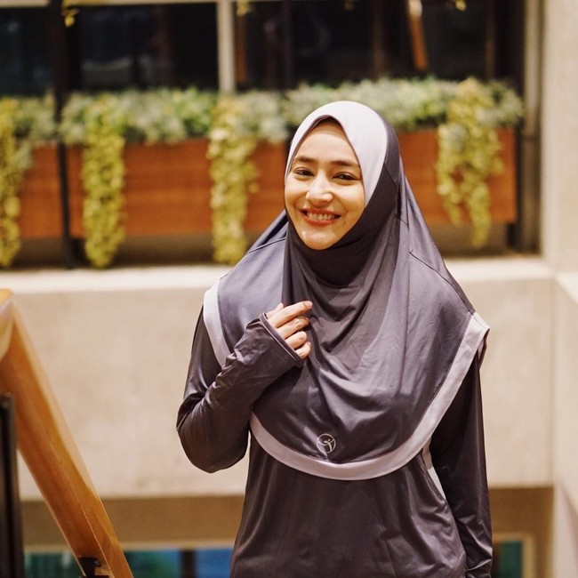 Cindy Fatika Sari yang dalam kesehariannya tampil syari, tetap mengenakan busana syari saat berolahraga. Namun dia memilih mengenakan baju olahraga dengan celana. Untuk hijabnya, tetap yang panjang hingga menutup dada. Foto: Dok. Instagram