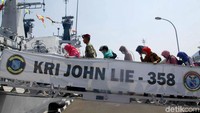 Dalam acara tersebut masyarakat pun diajak langsung untuk melihat beragam aksi dan kegiatan para pasukan TNI AL.