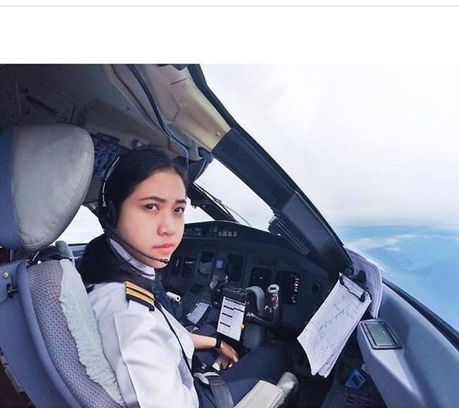 Lulusan sekolah penerbangan Bali International Flight Academy bekerja sebagai pilot komersial dengan pangkat First Officer di maskapai Garuda Indonesia. Foto: Instagram