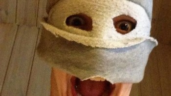 Aku tak tahu di mana bagian bawah celanaku sampai aku menemukan foto ini setelah menghadiri pesta, tulis pemilik ponsel dengan selfie orang asing ini. Foto: boredpanda