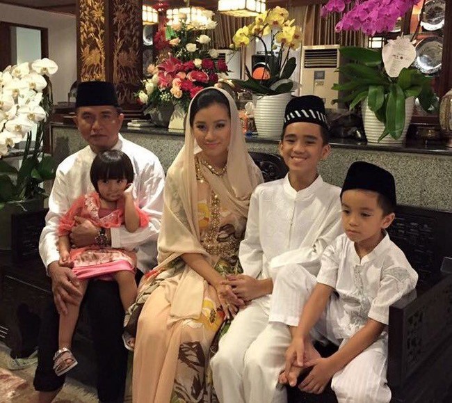 Dari pernikahan dengan Yusril Ihza Mahendra, Rika Kato telah melahirkan dua orang anak yaitu Ismail Zakariya dan Zulaikha. Foto: Twitter