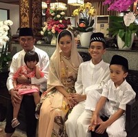 Dari pernikahan dengan Yusril Ihza Mahendra, Rika Kato telah melahirkan dua orang anak yaitu Ismail Zakariya dan Zulaikha. Foto: Twitter