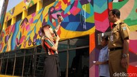 Ia berhasil membuat mural dengan tema unik untuk mempercantik bangunan di Taman Ismail Marzuki. Foto: Rifkianto Nugroho
