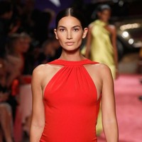 Awal Agustus lalu, model Lily Aldridge mengumumkan tengah mengandung anak keduanya. Namun, kehamilannya tak menghalangi istri musisi Caleb Followill untuk tetap eksis di pekan mode dunia. (Foto: Getty Images)