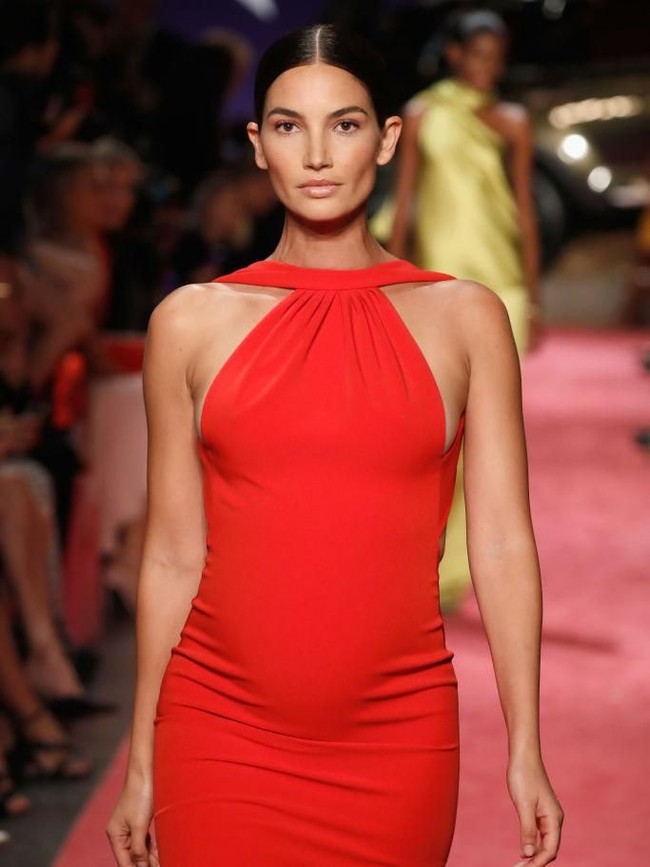 Awal Agustus lalu, model Lily Aldridge mengumumkan tengah mengandung anak keduanya. Namun, kehamilannya tak menghalangi istri musisi Caleb Followill untuk tetap eksis di pekan mode dunia. (Foto: Getty Images)