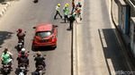 Ogah Naik JPO, Warga Nekat Menyeberang di Jalan