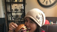 Waduh, burger super besar ini juga sudah siap dilahapnya. Ternyata Fifi ini foodies yang doyan makan. Foto: instagram @fifiletytjahajapurnama