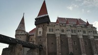 Kastil Corvin termasuk ke dalam 7 keajaiban yang berada di Rumania. Kastil megah ini juga termasuk ke dalam kastil termegah di Eropa. (Muzeul Castelul Corvinilor)