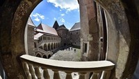 Banyak kisah yang menyelimuti kastil ini. Corvin Castle dulunya juga pernah menjadi penjara dan benteng pertahanan. (Muzeul Castelul Corvinilor)