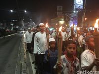 Pawai Obor Tahun Baru Hijriah Penuhi Jalan Kampung Melayu