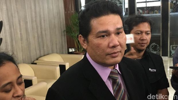 Pengacara Roy Suryo, Tigor Simatupang di kantor Kemenpora, Senin (10/9/2018)