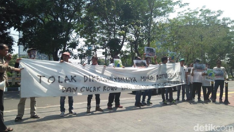 Aktivis Demo KLHK Coret Murai Batu-Cucak Rawa dari Hewan Dilindungi Aktivis Demo KLHK Coret Murai Batu-Cucak Rawa dari Hewan Dilindungi