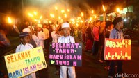 Sebagian peserta membawa poster bertuliskan Selamat Tahun Baru Islam.