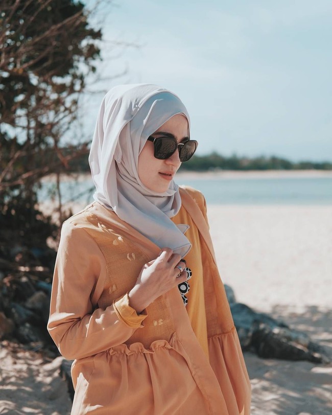 Dokter gigi Sarah juga menyukai travelling. Pada bio Instagramnya, Sarah menulis dirinya pecinta lautan dan sunset. Foto: Instagram@sarahgadrie