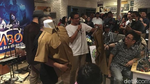 Helm Proyek LRT Sandiaga Laku Rp 15 Juta, Disumbangkan ke Lombok
