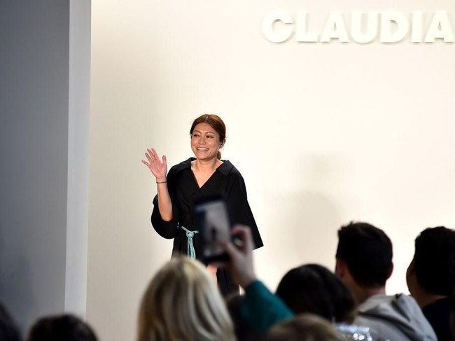 Hanya memakai model Asia, desainer pendatang baru itu pun mengukir sejarah karena ini belum pernah terjadi sejak NYFW digelar pertama kalinya pada 1943. Sebuah kemajuan besar dari NYFW dalam merayakan keberagaman di industri mode Amerika Serikat dan global. (Foto: Frazer Harrison/Getty Images)