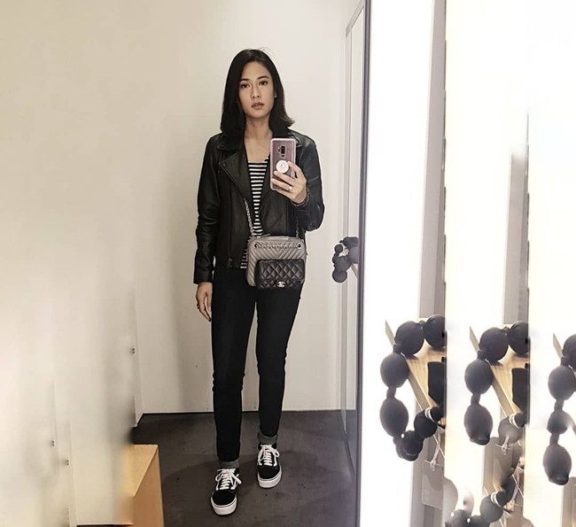 Dian Sastrowardoyo menikah dengan pengusaha media Adiguna Sutowo pada 2010 silam, dan kini telah dikaruniai dua orang anak. Dian pun kini mencoba peruntungan di dunia bisnis kuliner dan kecantikan, sebagai karier lain dari profesinya yang seorang aktris. Ini salah satu gaya kasual Dian nan mewah dengan tas cross body keluaran Chanel. Foto: Instagram