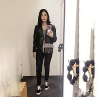 Dian Sastrowardoyo menikah dengan pengusaha media Adiguna Sutowo pada 2010 silam, dan kini telah dikaruniai dua orang anak. Dian pun kini mencoba peruntungan di dunia bisnis kuliner dan kecantikan, sebagai karier lain dari profesinya yang seorang aktris. Ini salah satu gaya kasual Dian nan mewah dengan tas cross body keluaran Chanel. Foto: Instagram