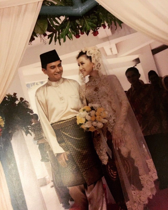 Dari salah satu foto yang diunggahnya ke media sosial, Rika menuliskan tanggal pernikahannya dengan Yusril Ihza Mahendra pada keterangan foto. Keduanya menikah pada 16 September 2006. Foto: Twitter