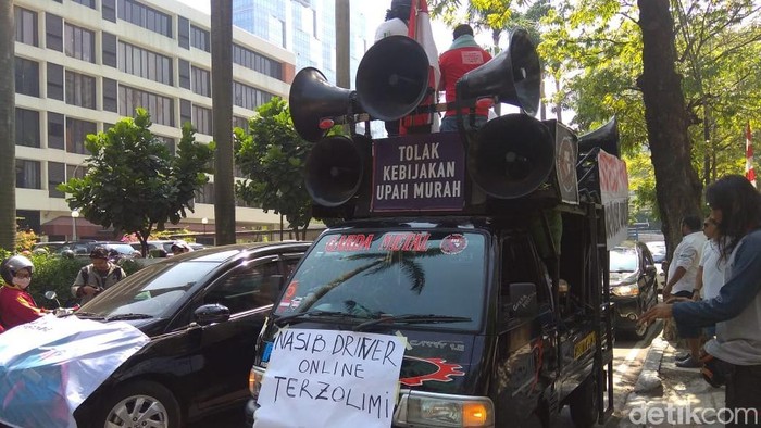 Ratusan Pengemudi Transportasi Online Serbu Kantor Grab