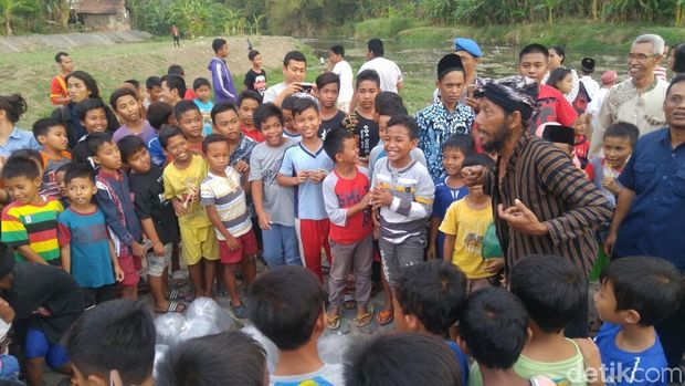 Kirab Budaya dan Lepas Ikan  di Malam Suro  Tugu Suharto 