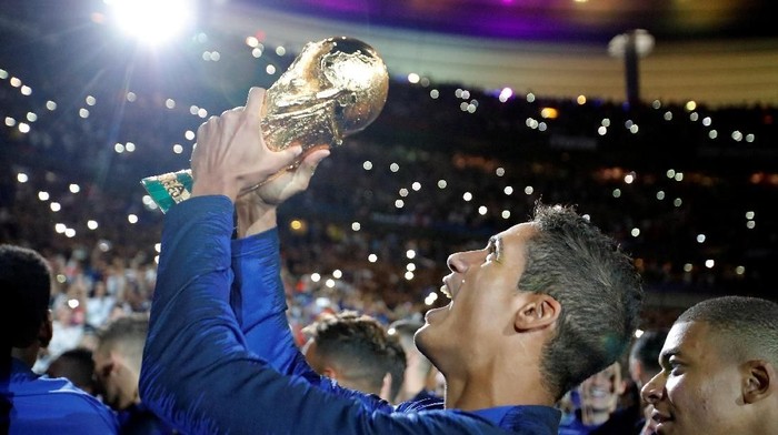 Soccer Football - UEFA Nations League - League A - Group 1 - France v Netherlands - Stade de France, Saint-Denis, France - September 9, 2018  Frances Raphael Varane and team mates celebrate with the World Cup trophy during a ceremony after the match  REUTERS/Charles Platiau