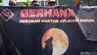Sejumlah peserta aksi pun membentangkan spanduk bertuliskan tema demo para driver taksi online, yaitu Gerhana Gerakan Hantam Aplikator Nakal.