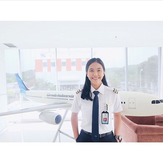 Wanita kelahiran Jakarta ini mantap meniti karier sebagai pilot, yakni profesi yang banyak didominasi oleh pria. Foto: Instagram