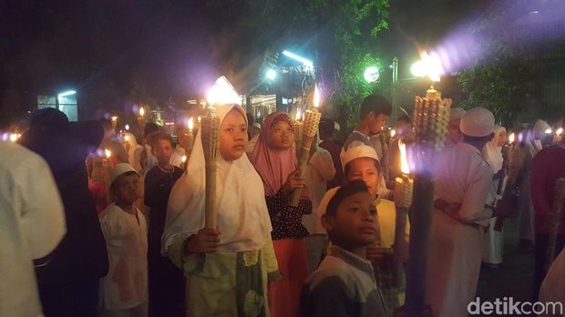 Sambut Tahun Baru Hijriah, Warga Pawai Obor di Menteng