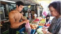 Mana nih yang suka meremehkan tukang sayur? Kalau tukang sayurnya ganteng dan berbadan kekar pasti kamu mau belanja setiap hari. Foto: Istimewa