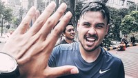 Ekspresi gue setelah finish 24 km hari ini... tulisnya pada caption. (Foto: Instagram/chicco.jerikho)