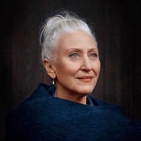 Gillean McLeod masih prima di usia 60 tahun. Masih cantik dan bugar, Gillean pun ditawari pemotretan pakaian renang di umur 50an. Demi menjaga kebugaran, ia selalu mengandalkan olahraga renang, pilates, dan hiking. Sedangkan untuk rambut yang tetap lebat meski sudah beruban, stylist tersebut memakai minyak kelapa. Foto: Instagram