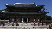 Istana Changdeokgung atau Changdeok Palace adalah istana kedua yang dibangun oleh Dinasti Joseon pada tahun 1395. Istana ini seringkali disebut Istana Timur karena letaknya yang berada di sebelah timur Istana Gyeongbokgung. Jeon Heon-Kyun-Pool/Getty Images.