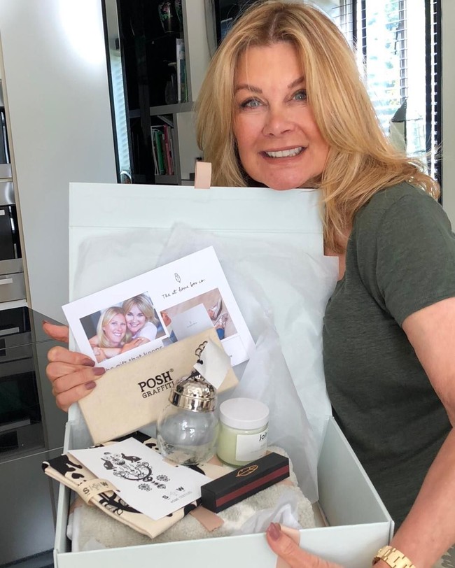 Sulit dipercaya usia Jilly Johnson sudah 63 tahun. Ia pun dikenal sebagai penulis buku anak dan juga model lingerie. Untuk urusan kecantikan, Jilly mengaku selalu memperhatikan kadar tanggal kadaluarsa. Ia pun menggunakan sampo bayi untuk membersihkan rambut dan memilih kain flannel untuk mengeksfoliasi kulit. Foto: Instagram