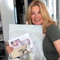 Sulit dipercaya usia Jilly Johnson sudah 63 tahun. Ia pun dikenal sebagai penulis buku anak dan juga model lingerie. Untuk urusan kecantikan, Jilly mengaku selalu memperhatikan kadar tanggal kadaluarsa. Ia pun menggunakan sampo bayi untuk membersihkan rambut dan memilih kain flannel untuk mengeksfoliasi kulit. Foto: Instagram