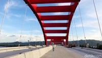 Seperti diketahui, Jembatan Holtekamp menjadi ikon baru Kota Jayapura karena desainnya yang cukup indah. Dengan memiliki warna merah mencolok, jembatan ini berdiri menawan di atas Teluk Youtefa.