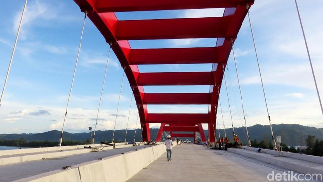 Jembatan Kebanggaan Jokowi di Papua Hampir Rampung