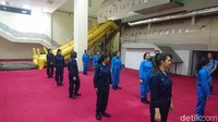 Sebelum memulai dry drill, wet drill & flight simulator, para pramugari melakukan pemanasan (Masaul/detikTravel)