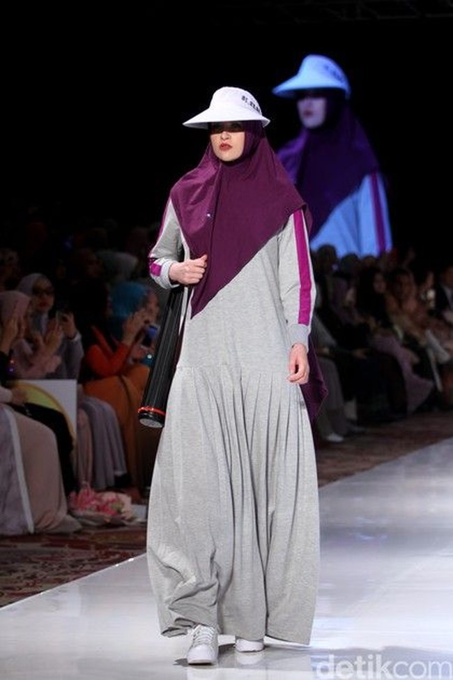 Pilihan busana syari untuk berolahraga pernah ditampilkan brand Si.Se.Sa dalam fashion shownya pertengahan 2018 kemari. Si.Se.Sa merilis deretan busana olahraga syari yang sebagian besar model gamis dengan hijab panjang. Foto: Dok. Instagram