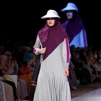 Pilihan busana syari untuk berolahraga pernah ditampilkan brand Si.Se.Sa dalam fashion shownya pertengahan 2018 kemari. Si.Se.Sa merilis deretan busana olahraga syari yang sebagian besar model gamis dengan hijab panjang. Foto: Dok. Instagram