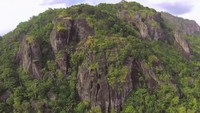 Pembangunan peternakan ayam itu bisa membuat UNESCO mencabut status Global Geopark Network dari Geopark Gunung Sewu karena tidak menjaga kelestarian alam atau konservasi. Ke depannya, karena tidak ada penilaian dari UNESCO, tidak ada hasrat untuk menjaga kelestarian alam dan tidak ada kepedulian lagi maka hancurlah alam di Geopark Gunung Sewu dan sengsara masyarakatnya, kata GM Geopark Gunung Sewu, Budi Martono (Youtube/BADAN GEOLOGI INDONESIA)